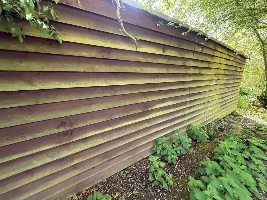 Lot: 89 - PARCEL OF LAND FRONTING WALTHAM ROAD - Disused timber stable building on northern end of the land